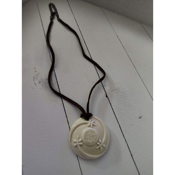 Avon Ceramic White Medallion Necklace - Picture 2 of 2